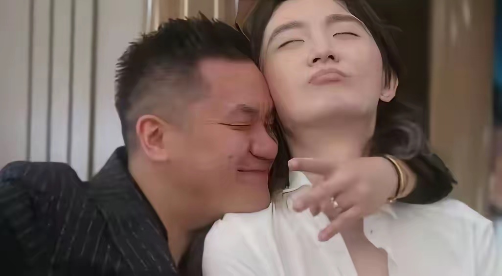 好利来大公子罗昊这是怎么了，看了这样的装扮，或许知道周扬青分手的真正原因了。近日