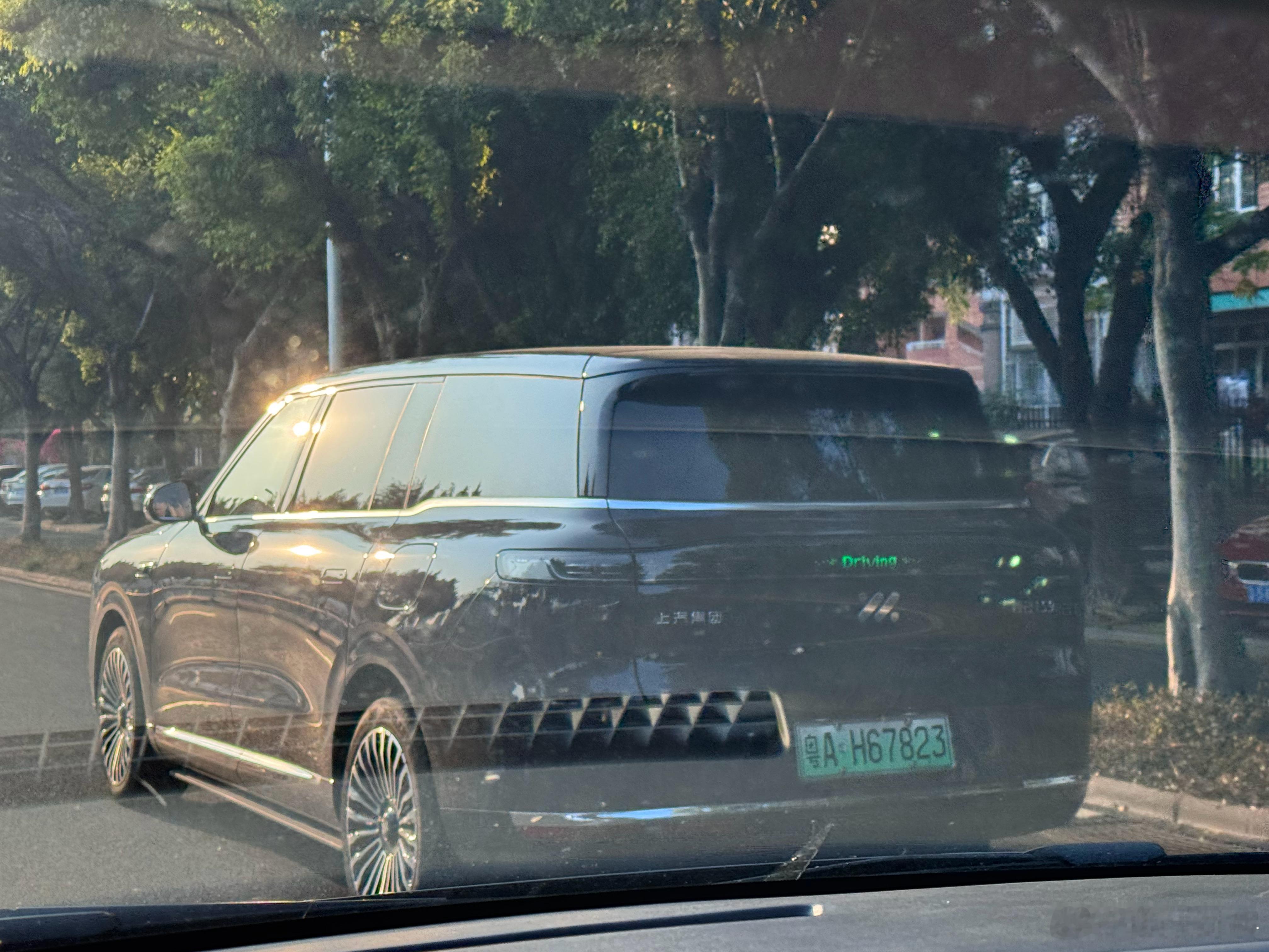 智己LS9这能见度还挺高啊，这次在惠州见了好几辆，话说和同价位的问界M8、领克9