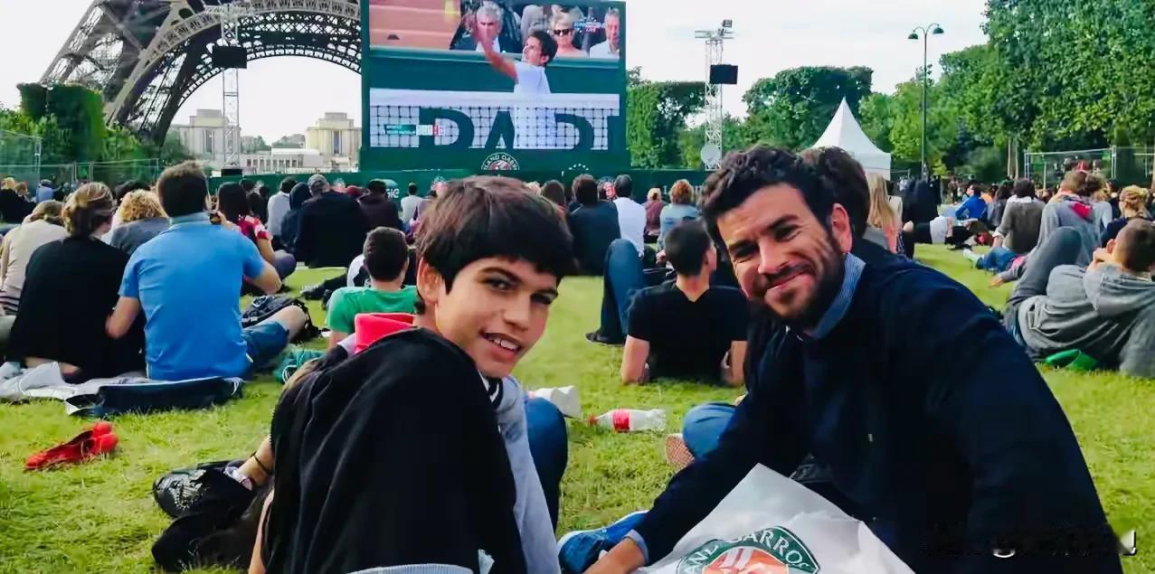 9年前，12岁的阿尔卡拉斯和家人一起在罗兰加洛斯的草坪上看法网；9年后，21岁的