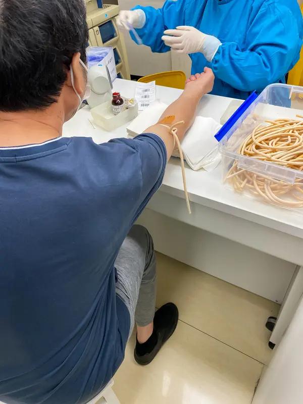 4月26日，陆毅发视频称响应网友意见去医院做了大体检。原来评论区好多人说他嘴巴紫