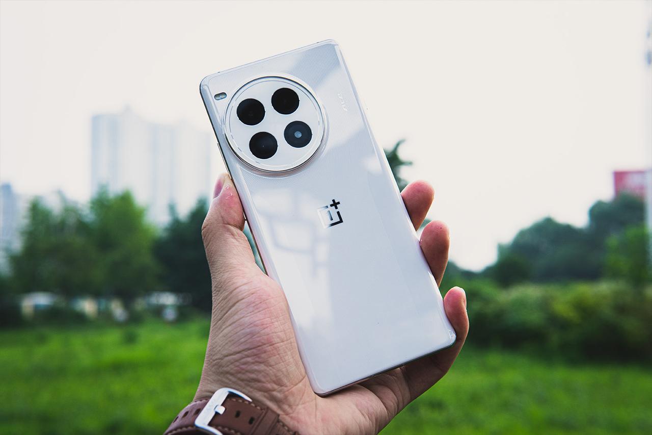 硬件方面，一加Ace 3 Pro主要升级了骁龙8Gen3和6100mAh时电池，