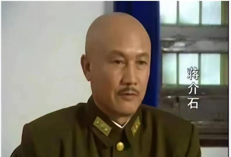 蒋介石终身光头，并非秃顶患病，而是多重因缘交织。少年留日习武，受军营剃发铁律浸染