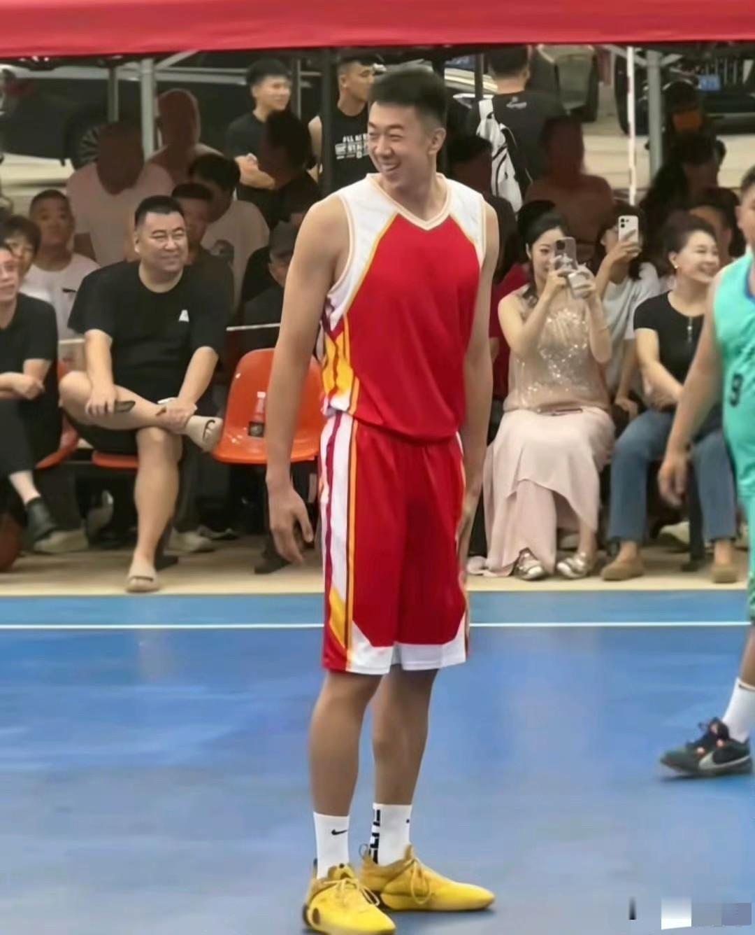 广东宏远男篮核心引援：王少杰打村BA？
7月30日，据篮球媒体人透露，休赛期闲余