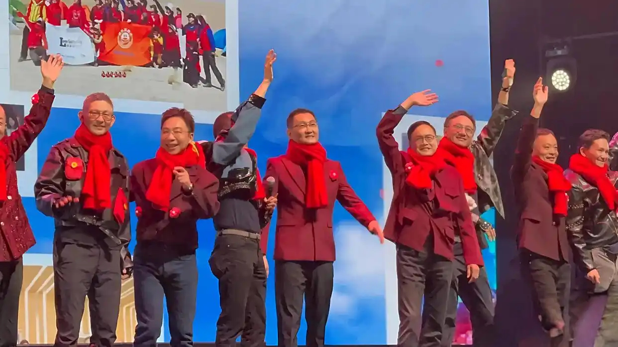 腾讯公司举办2026年会，马化腾领唱“冲冲冲” 激情扔公仔！另外马化腾透露QQ农