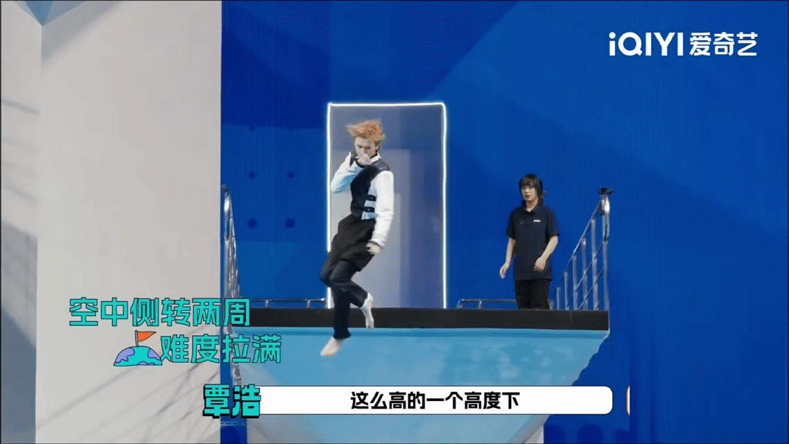 何浩楠空中侧转跳水 今天的跳水比赛，何浩楠以惊人的空中侧转两周完成了挑战，入水时