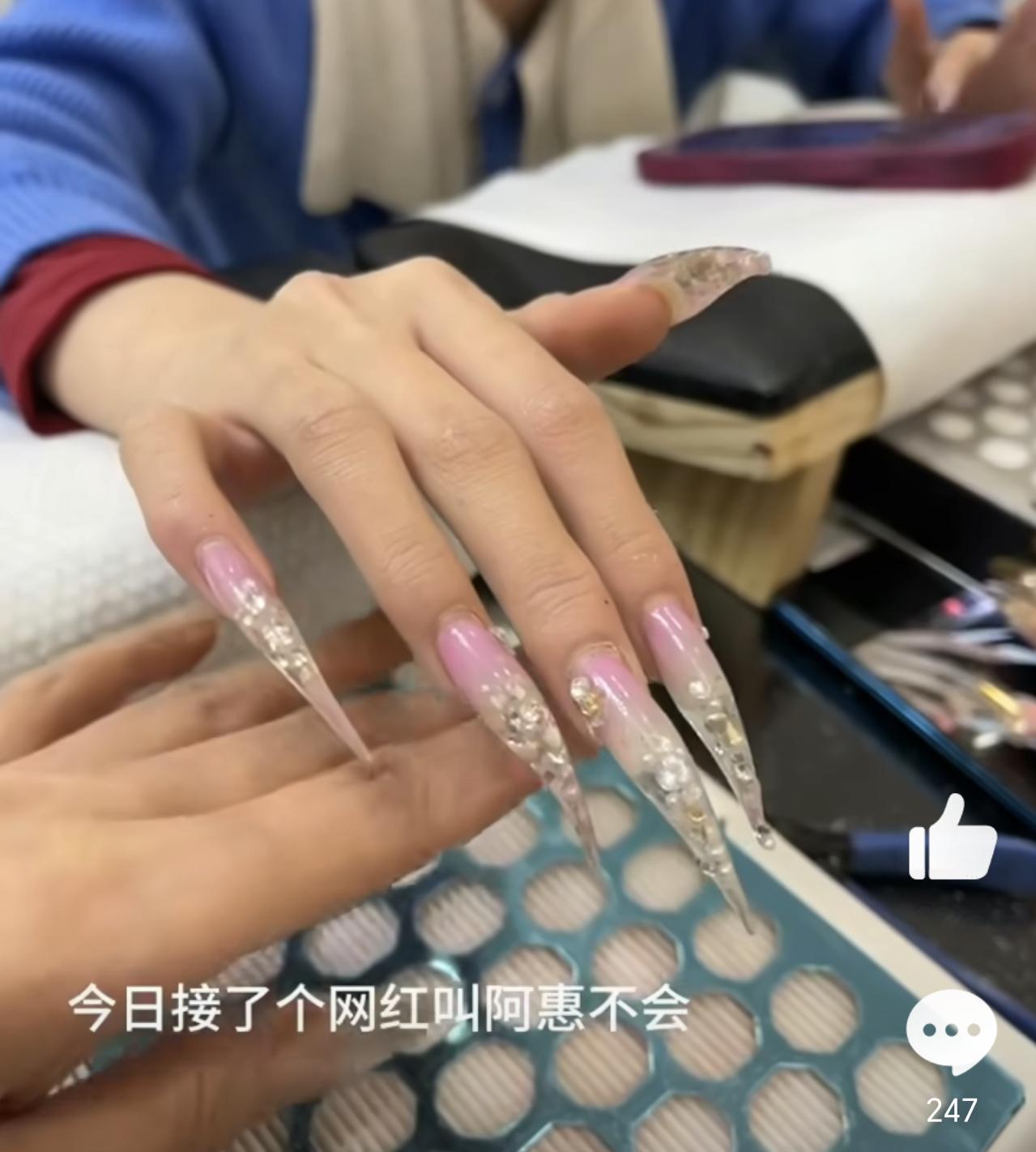 花1300元用了14个小时做的美甲 有时候女孩子的爱好真的搞不懂，把手指甲搞成这