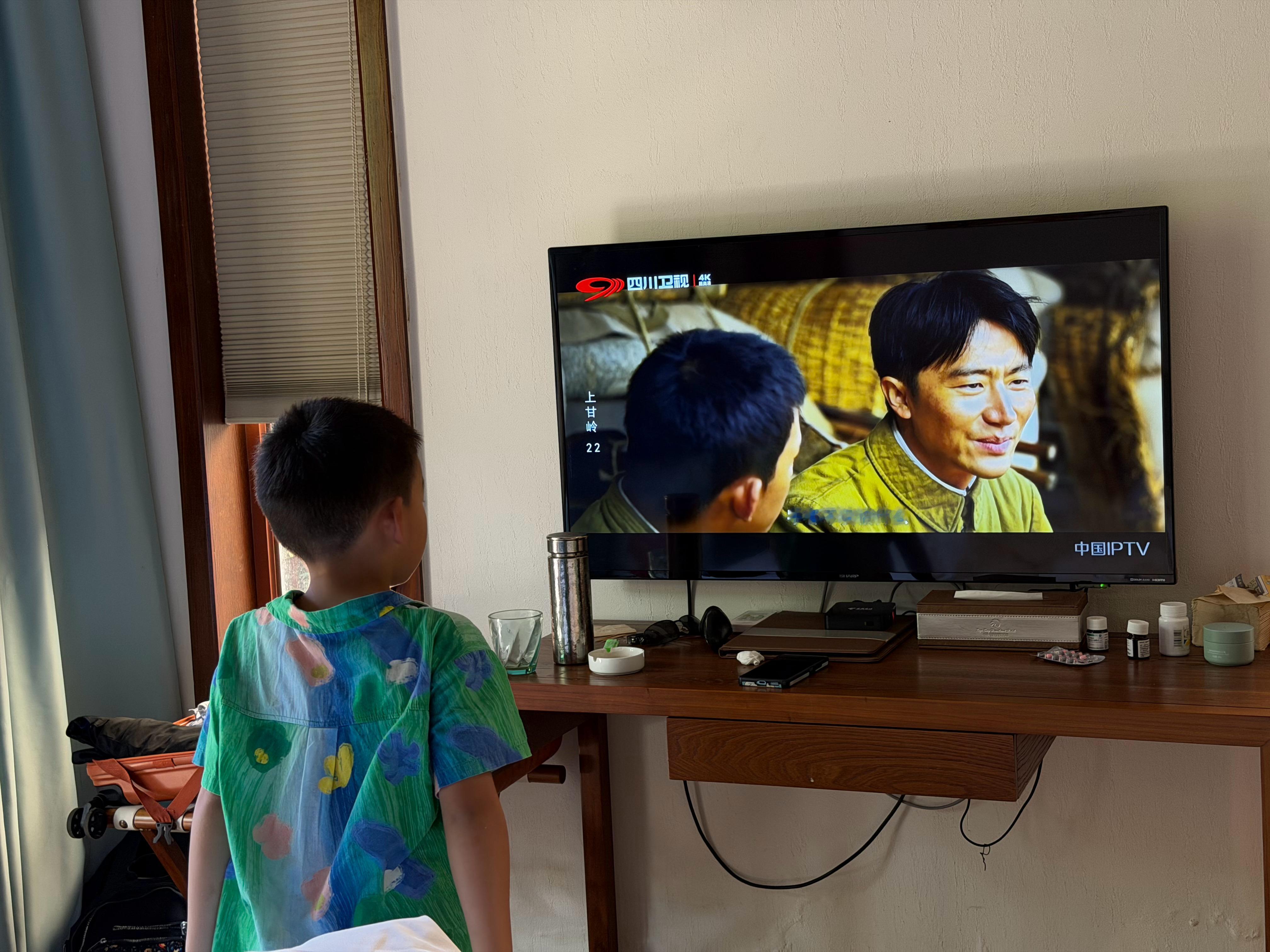 火箭的爱国主义教育，在家就可以耳濡目染的完成因为火箭爷爷的电视里，永远在播放打鬼