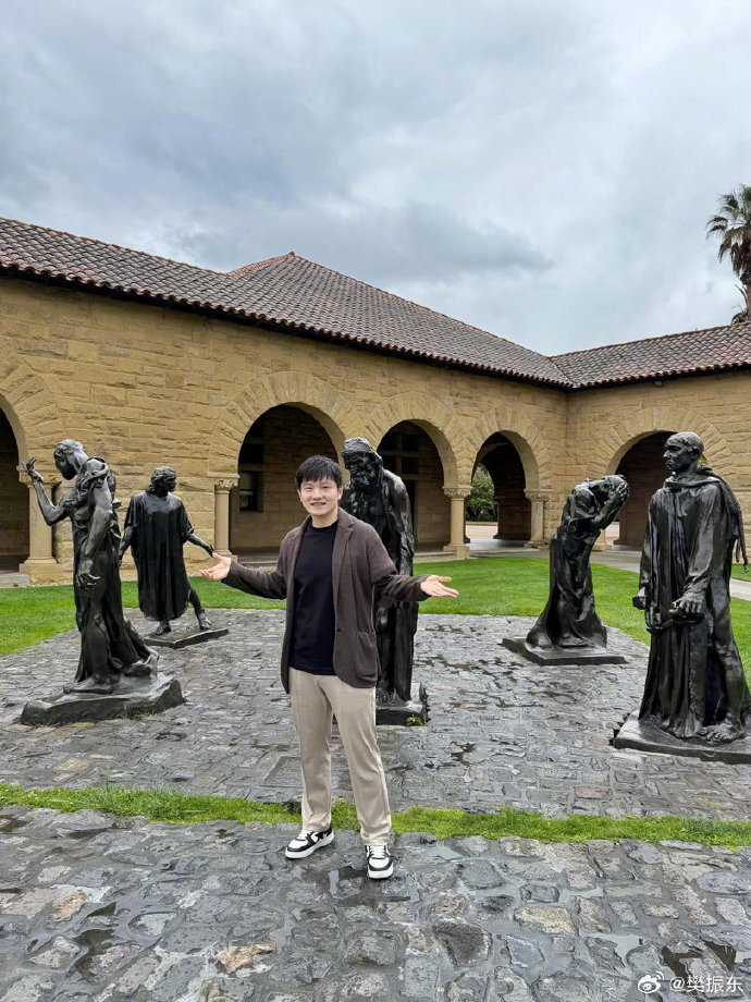 【#樊振东说仍在路上#】#樊振东晒与黄仁勋合影#4月22日深夜，樊振东发文谈美国