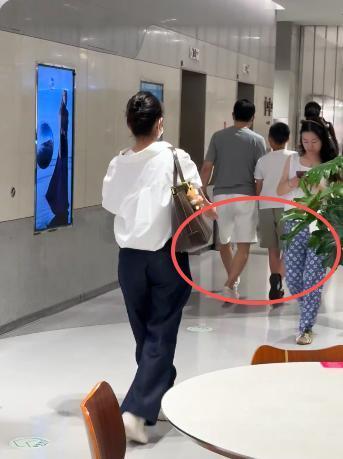 秦海璐一家被偶遇，儿子偏胖，王新军的罗圈腿越来越严重，她被曝私下很不好相处，有架