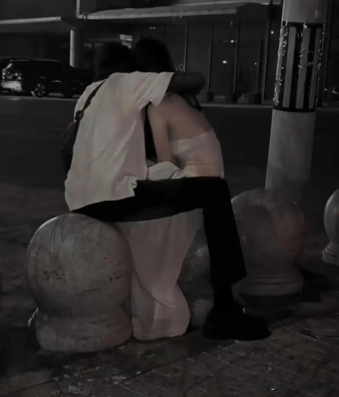 你不得不佩服现在女孩子的适应能力太强了，无论多么恶劣的生存环境，若有合适的朋友相