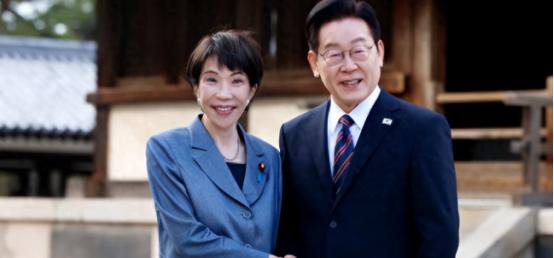 中美刚在北京签下大单，日本首相高市早苗坐不住了，连夜奔赴韩国。为啥？因为日本被中
