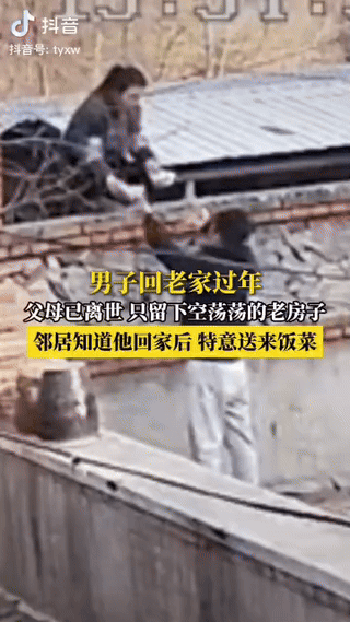 泪目了。男子从外地开车回家过年，父母已离世，只留下空荡荡的老屋子，没有一个人出来