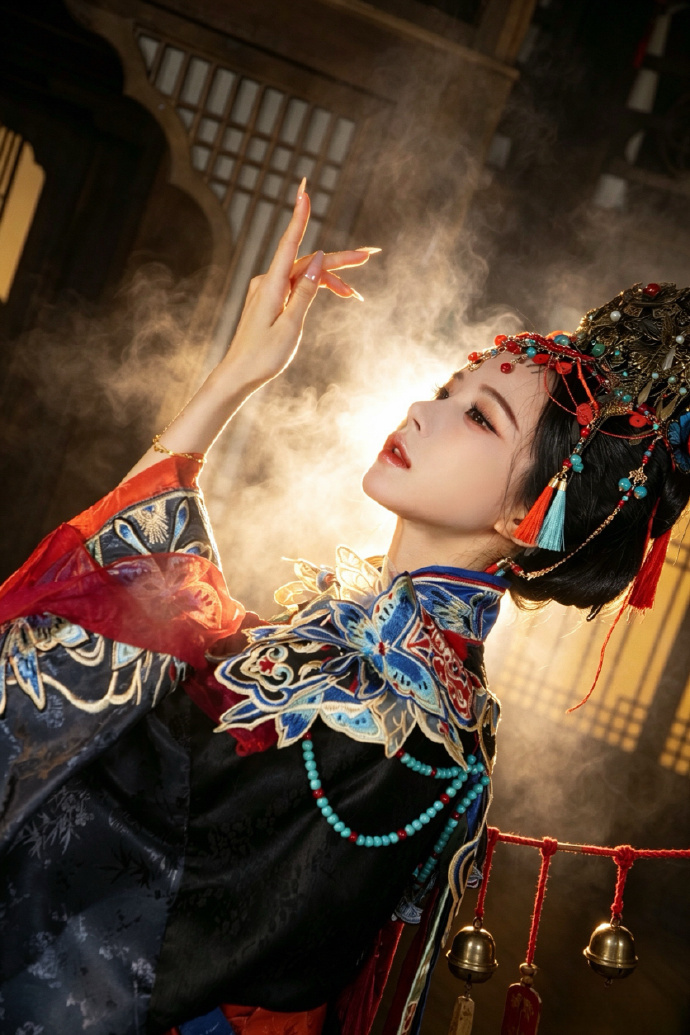 段艺璇青墙怨MV 悠长曲调搭配古朴青墙，氛围感静谧又治愈，跟着段艺璇慢慢感受独属