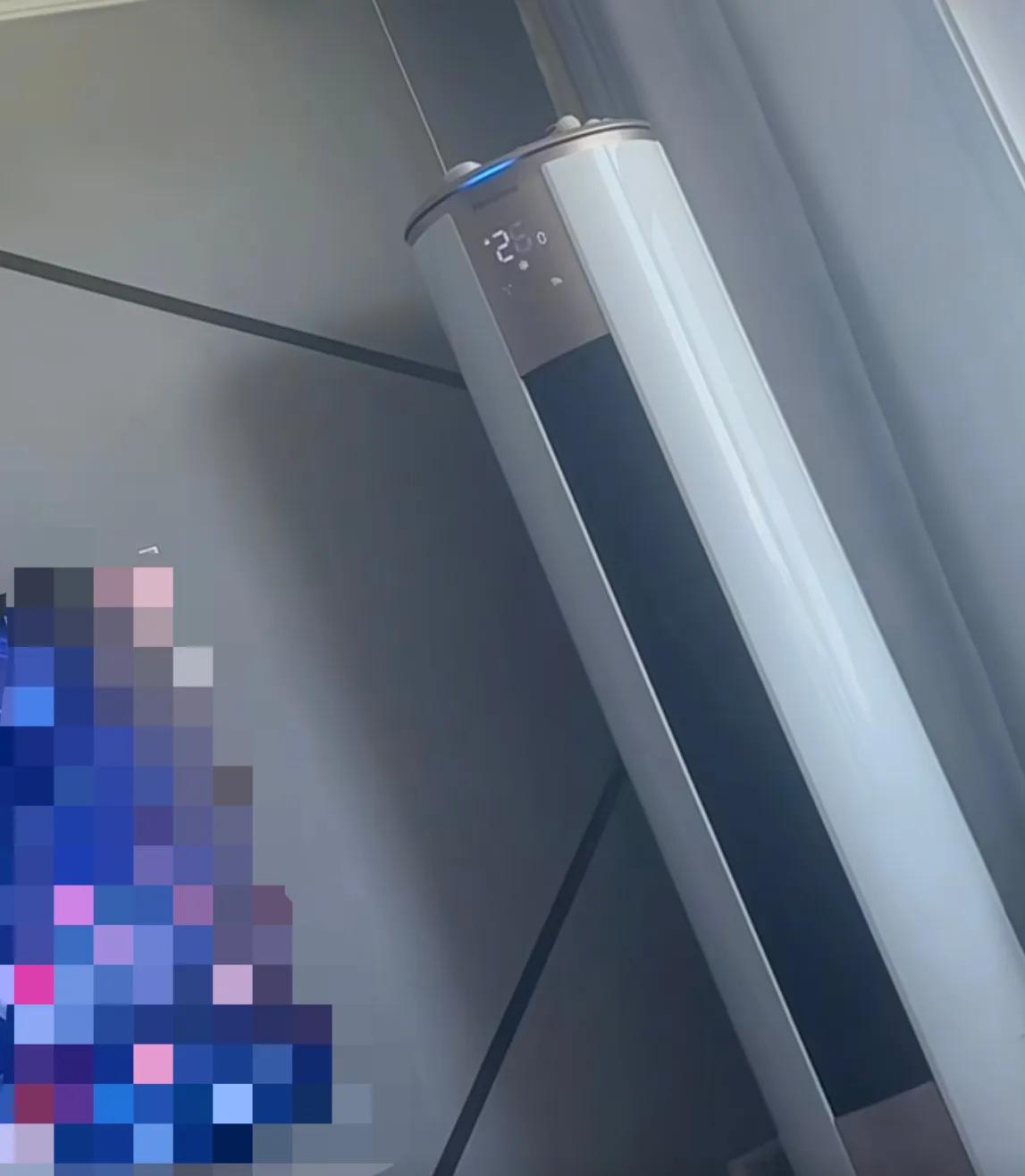 一个空调引发的家庭矛盾。
我家邻居跟他的母亲因为开空调的问题吵起来了，他的母亲坚