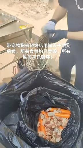 辽宁大连一家十年烧烤店被停业整顿。起因是有位女顾客竟把沾满狗口水的铁签扔回餐盘。