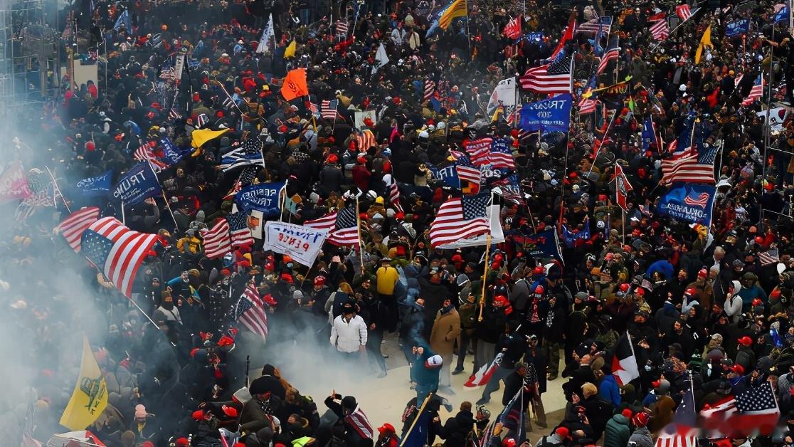 特朗普要给国会骚乱案，不对，是国会勤王事件平反。他发帖说，拜登的FBI曾向人群里