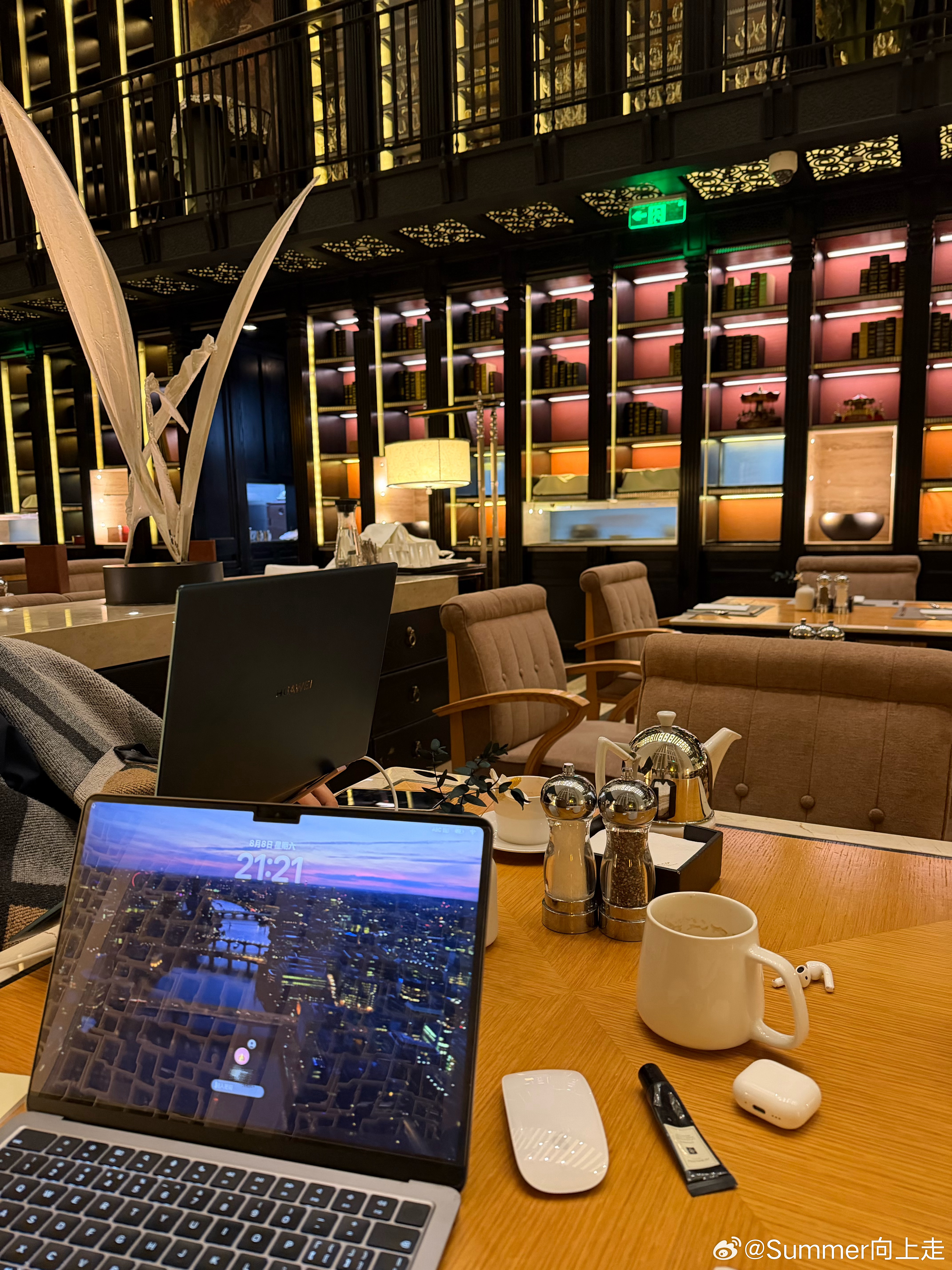 我突然悟了！我发现五星级酒店的咖啡厅太适合周末办公了。直接在大众点评上团个券，5
