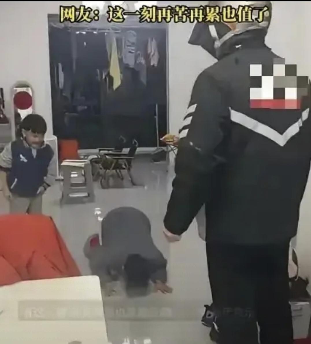 泪目！安徽，一男子除夕夜晚饭后，并没有在家陪妻儿，而是独自出门跑外卖，凌晨2点回