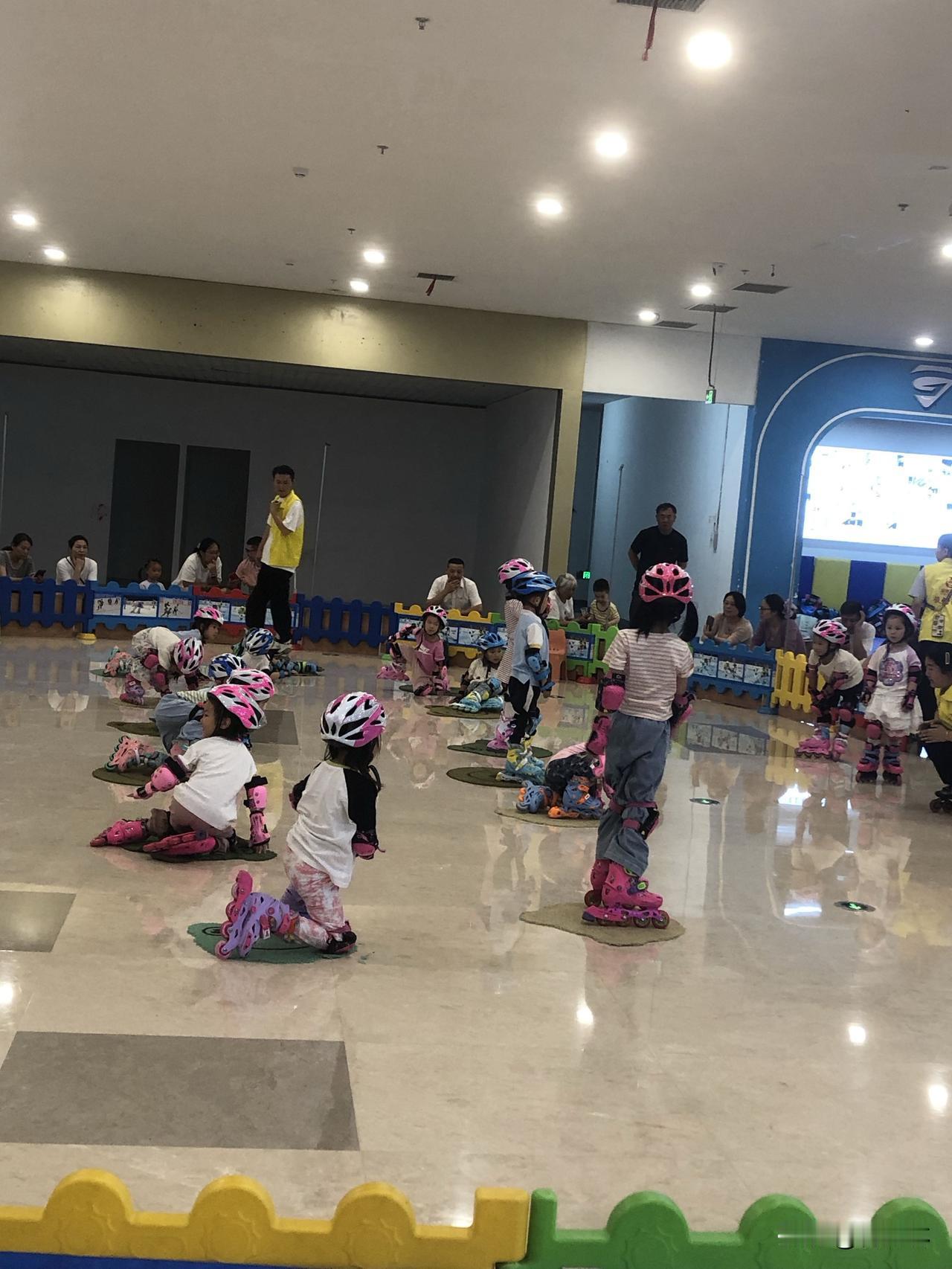 记录我的2026晚饭后去商场里逛逛，一进轮滑场就懂啥叫童年快乐！小家伙们全副武装