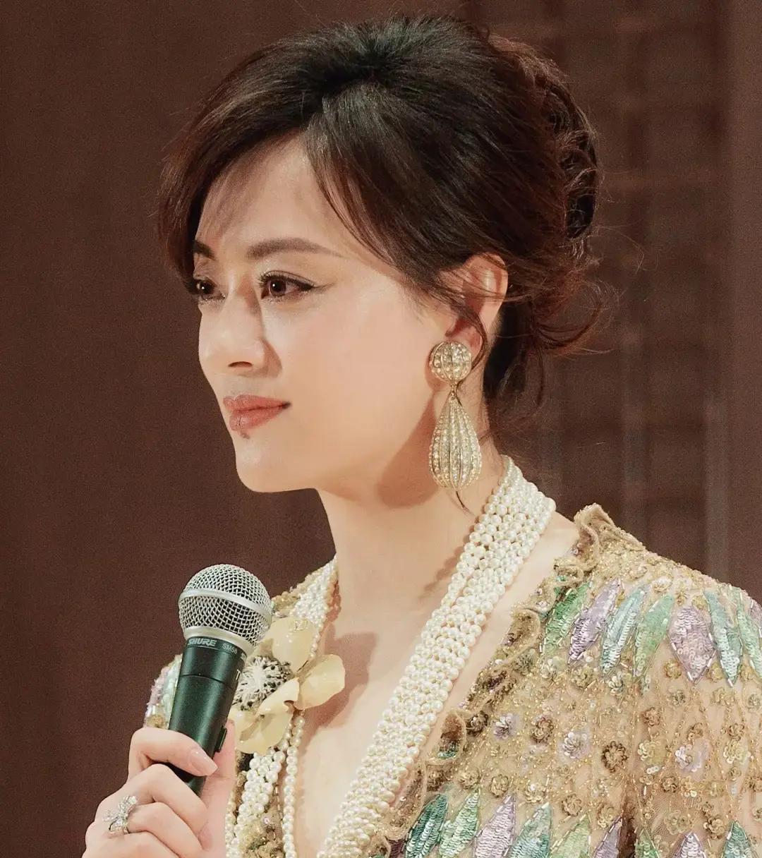 孙俪41岁没修图，直接把行业滤镜干碎了！
这哪是简单的活动生图，这简直是一场行业