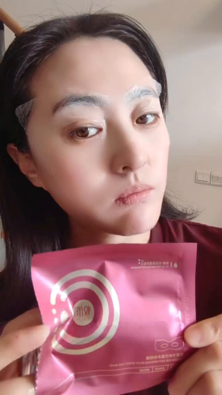 这个叫悦蕾冻龄抗皱多效眼膜，大家喜欢叫它悦蕾眼膜。一贴就能提拉紧致，两盒就可以淡