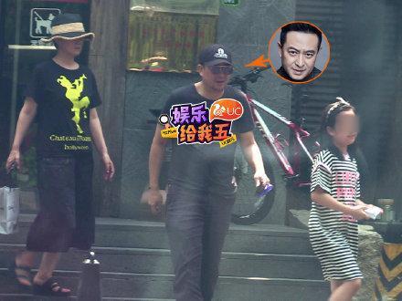 张嘉益与女儿张译心的暖心幸福日常
 
老来得女的张嘉益，曾坦言“下半辈子为女儿而