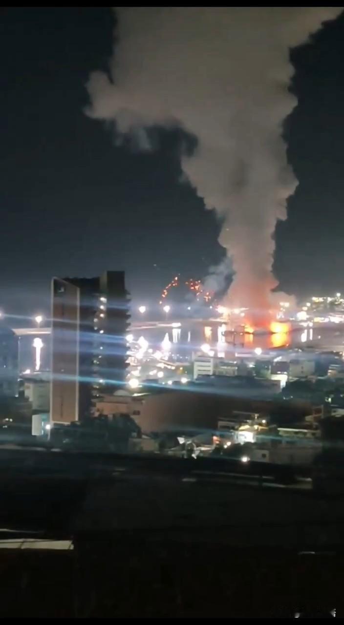 据央视新闻和多位目击者称，委内瑞拉首都和机场传来爆炸声！
目击者还拍到美国CH-