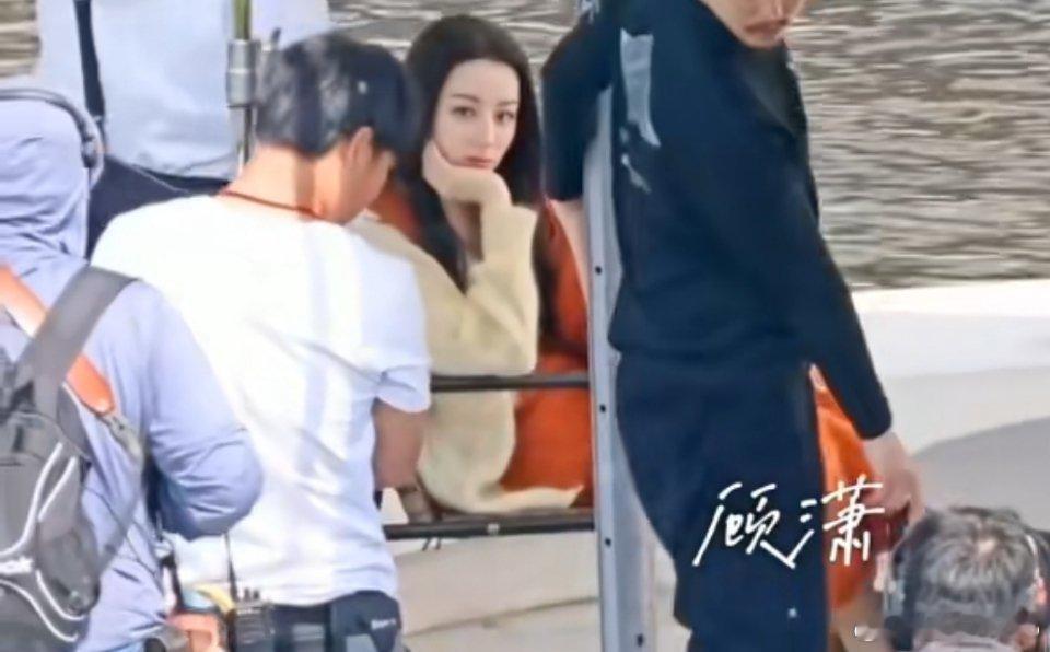 #迪丽热巴在看我#和迪丽热巴对视是一种什么体验！！这个女人好会撩啊啊啊啊啊啊 ​