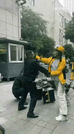 低层人为难低层人，大家都是打工的人，挣一份微博的工资，何必要为难别人呢？明明知道