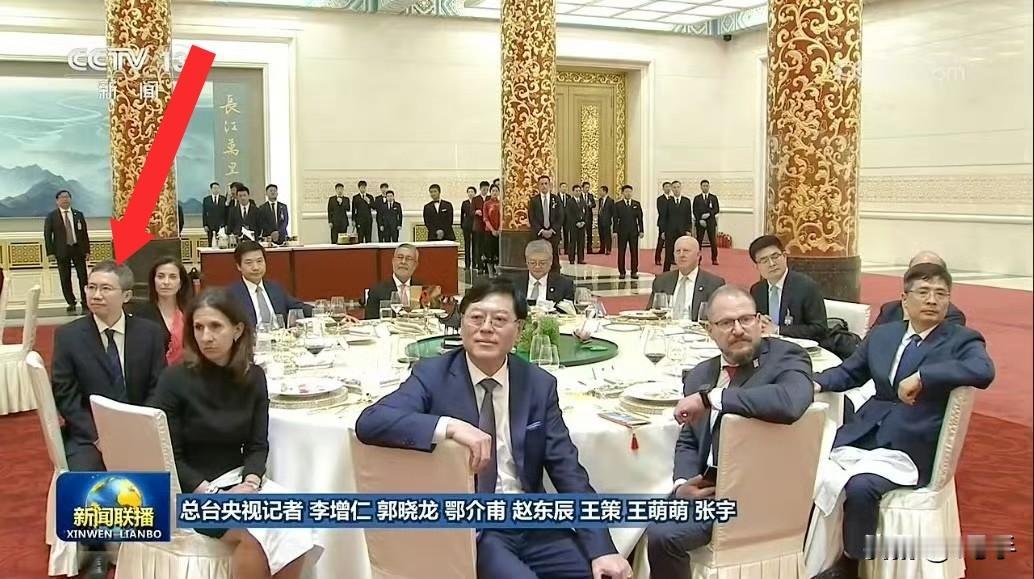 虽然上桌位置不太起眼，但此人不可忽略。
这场高规格的宴会上个，外国科技企业巨头，