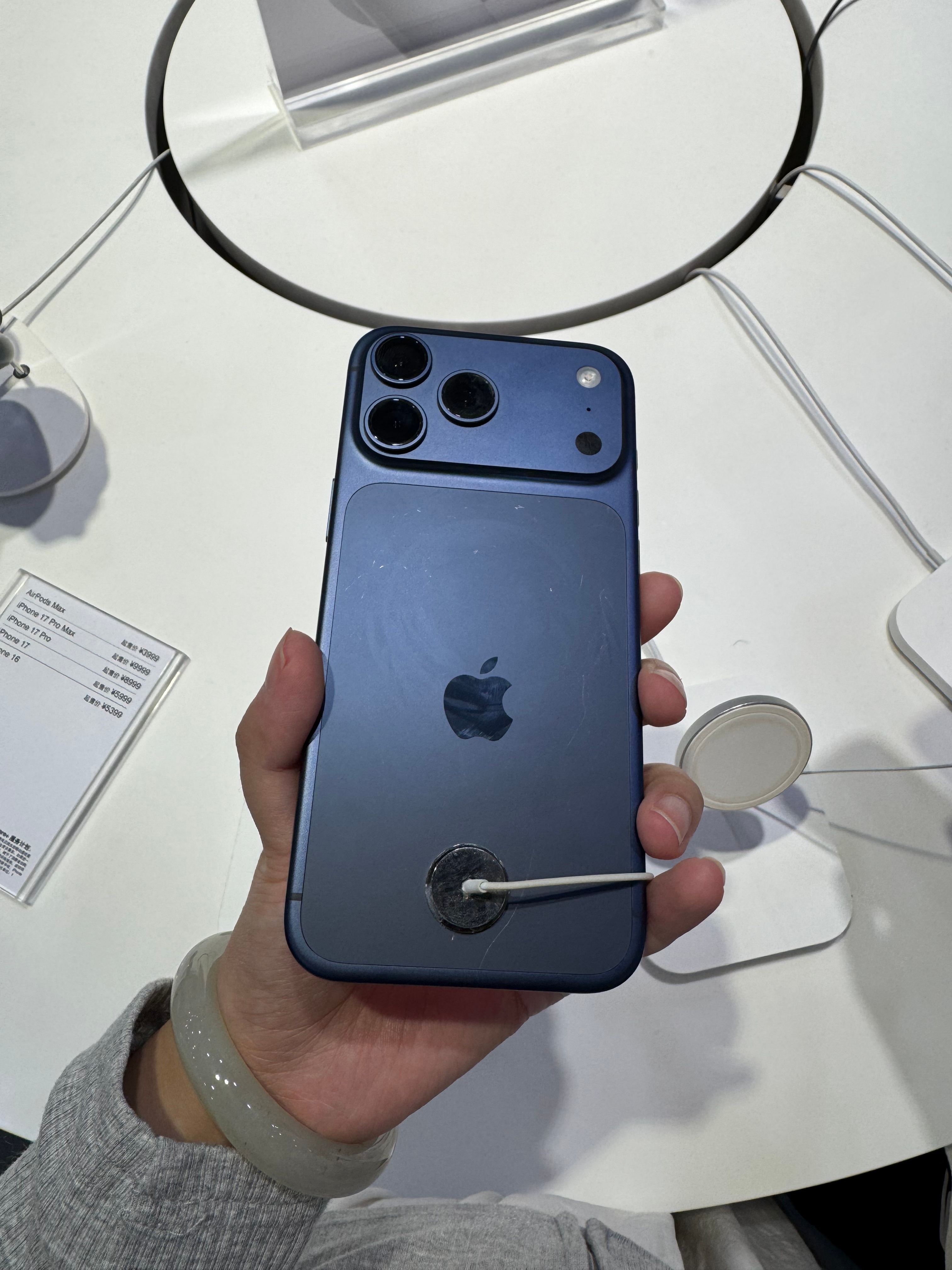 iPhone17首批用户吐槽不断昨天在店里上手了下Pro Max，这个背板被刮的