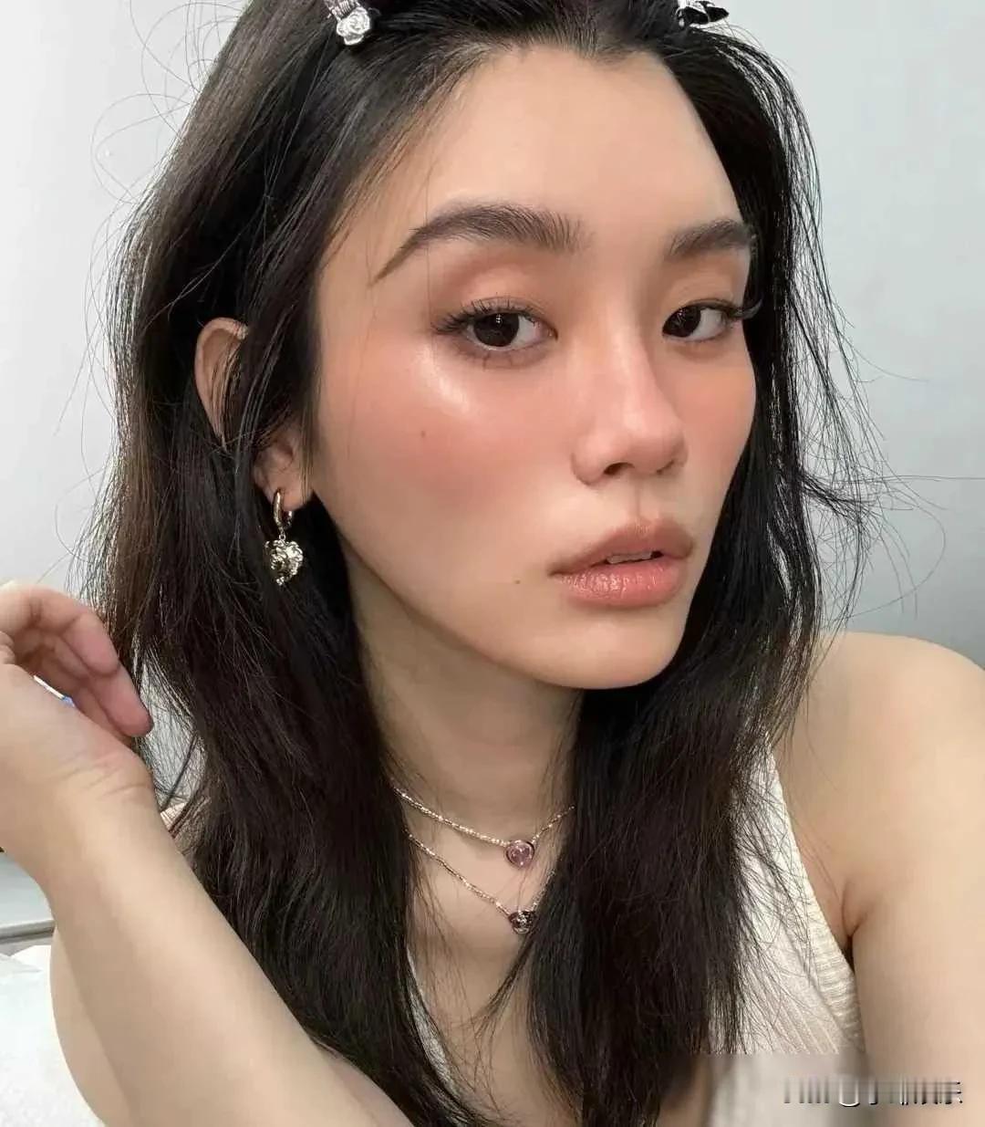 妆容不合适，说丑就丑！奚梦瑶是典型的白富美，美得令人眼花缭乱。以往看过各种美美的