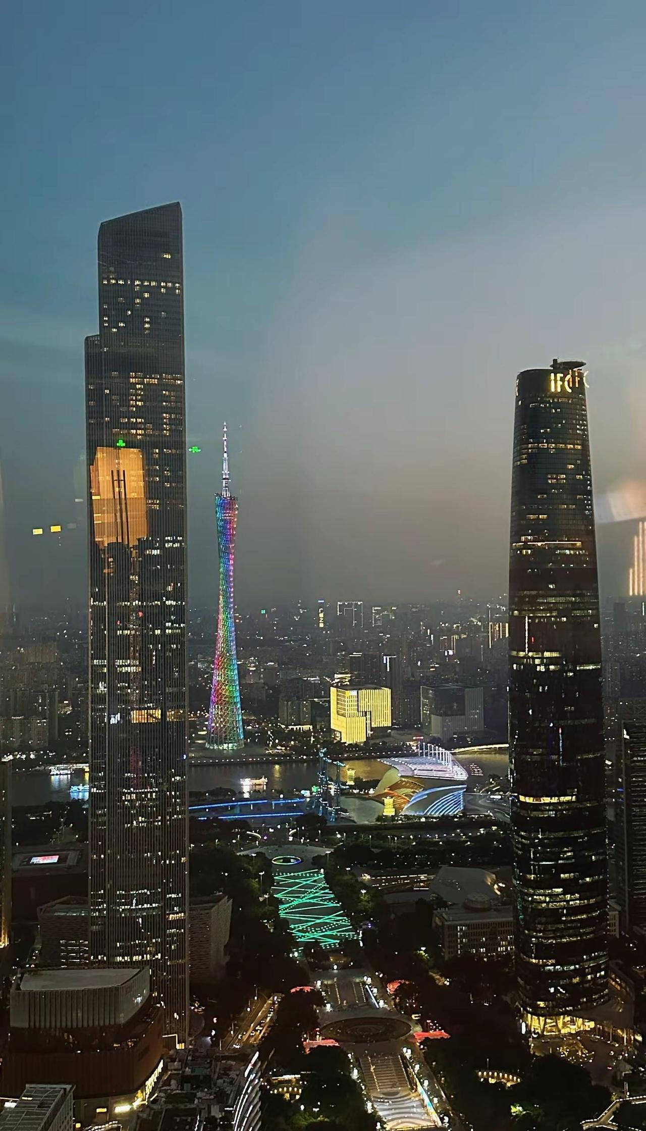 18岁我站在越秀金融大厦的68楼的309高观看广州三件套广州夜景 广州