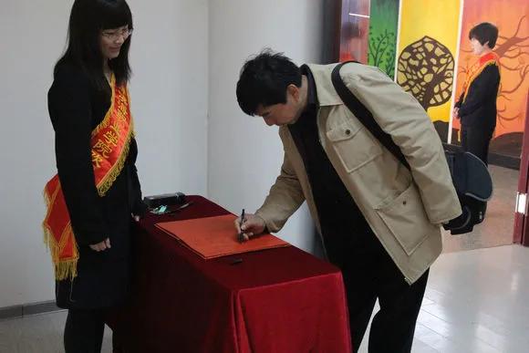 说说学校签到那些事情

我现在在已经退休了，我听说现在学校签到已经用了电子产品。