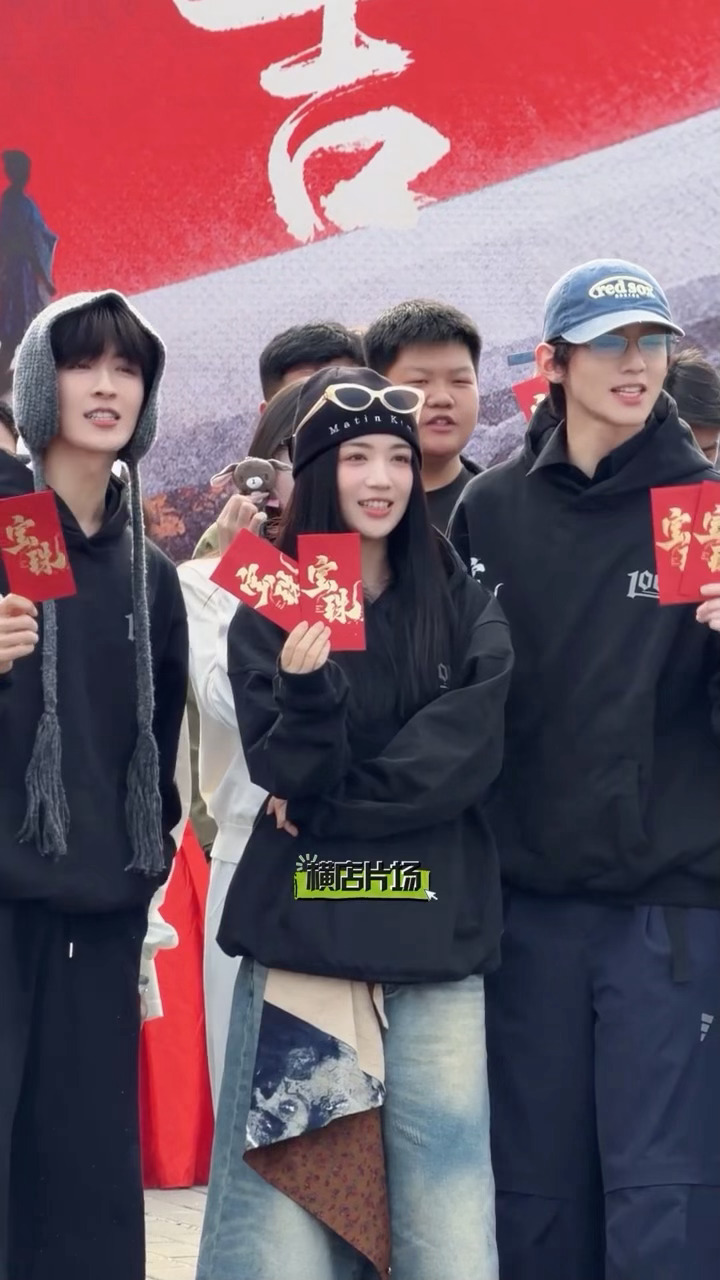 恭喜开机大吉！代露娃赖伟明何洛洛新剧宝珠开机代露娃赖伟明何洛洛开机同框照