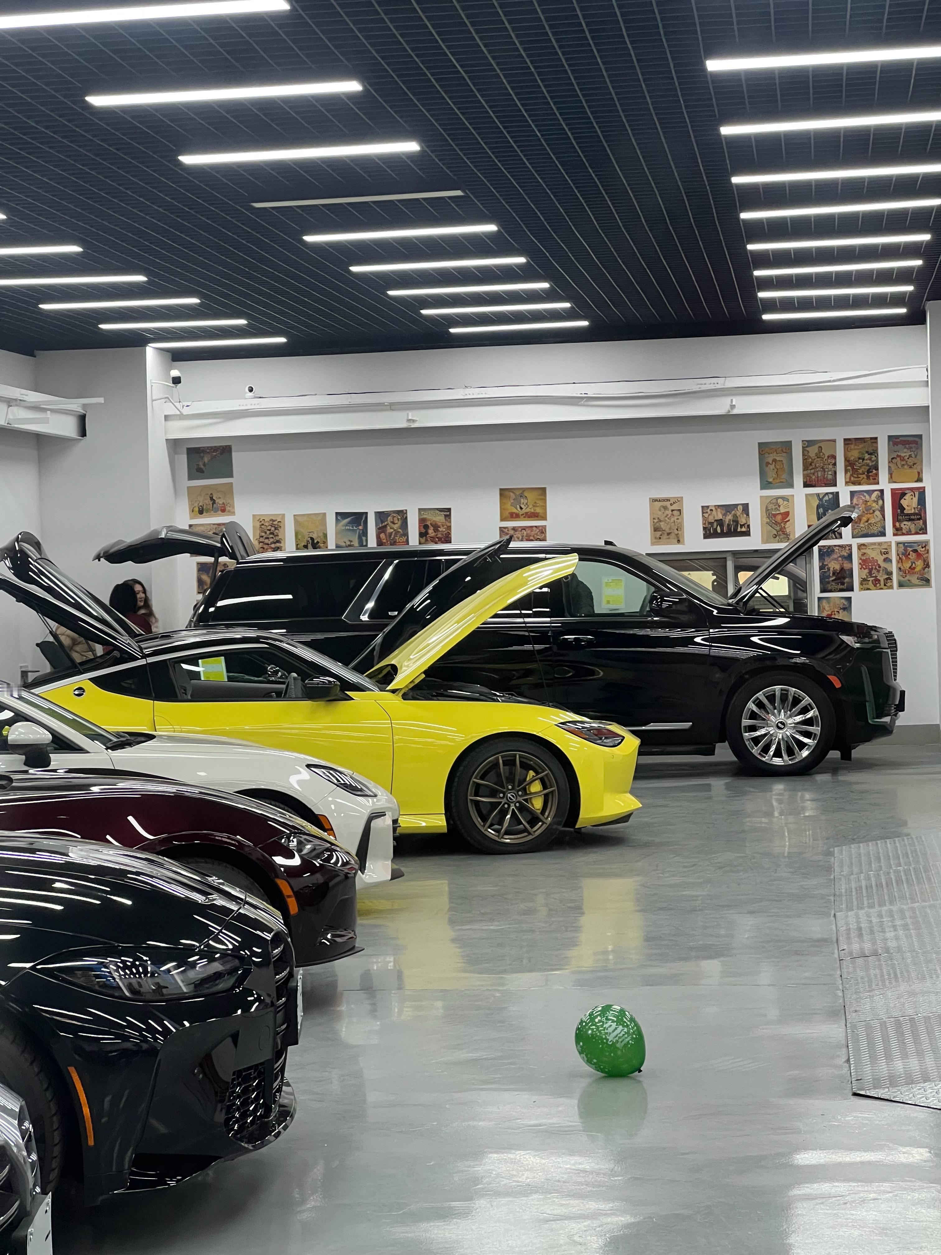 同行带客户来看凯雷德了看看能不能成交最后一个加长版凯雷德这台卖了，加长版凯雷德这