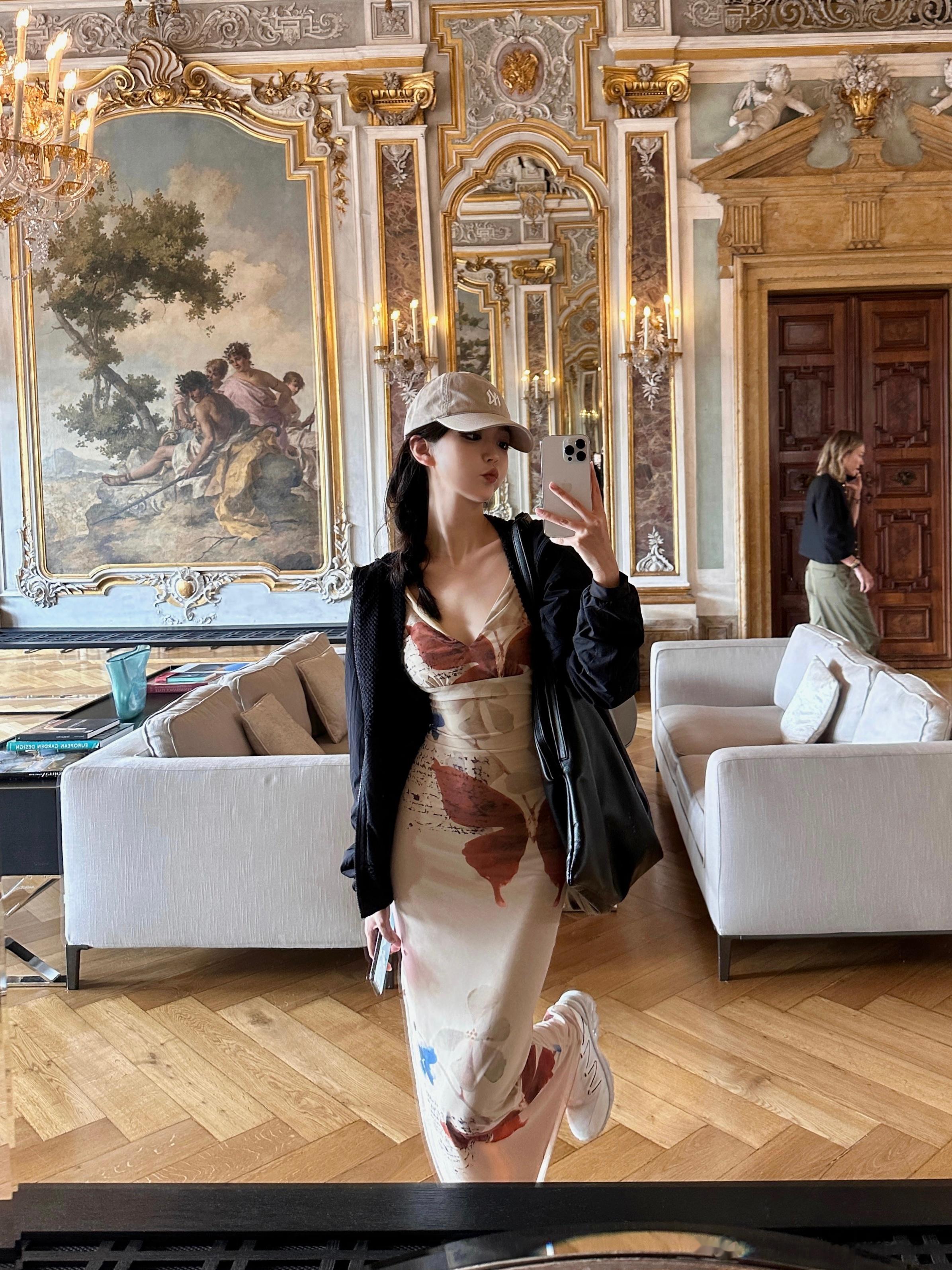 昨天直播间闻到的本期搭配的百搭小白鞋品牌： Salomon#阿钰的好物分享# ​