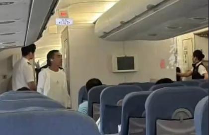 白海豚“劫机”记：成都飞上海变北京半日游，打工人含泪喜提“空中倒霉签”

各位旅