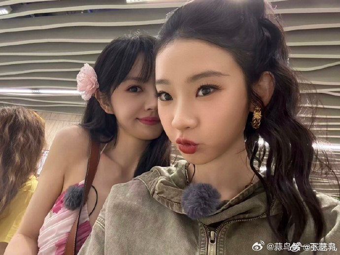 张艺凡展露一些美丽回忆，这些片段里有她过往的故事与情绪，带着独特的氛围，慢慢勾起