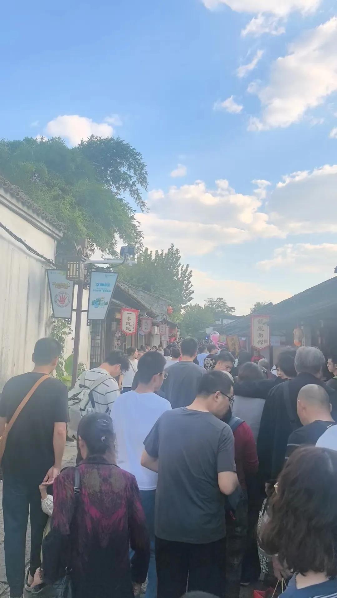 人真的很奇怪，
平时周末景点没有人，都不去溜达
越是黄金周，人山人海的时候，
都