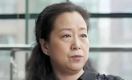 如今67岁的罗秀春，每个月依旧等着前夫张国立打来约定好的生活费，这是娱乐圈最特殊
