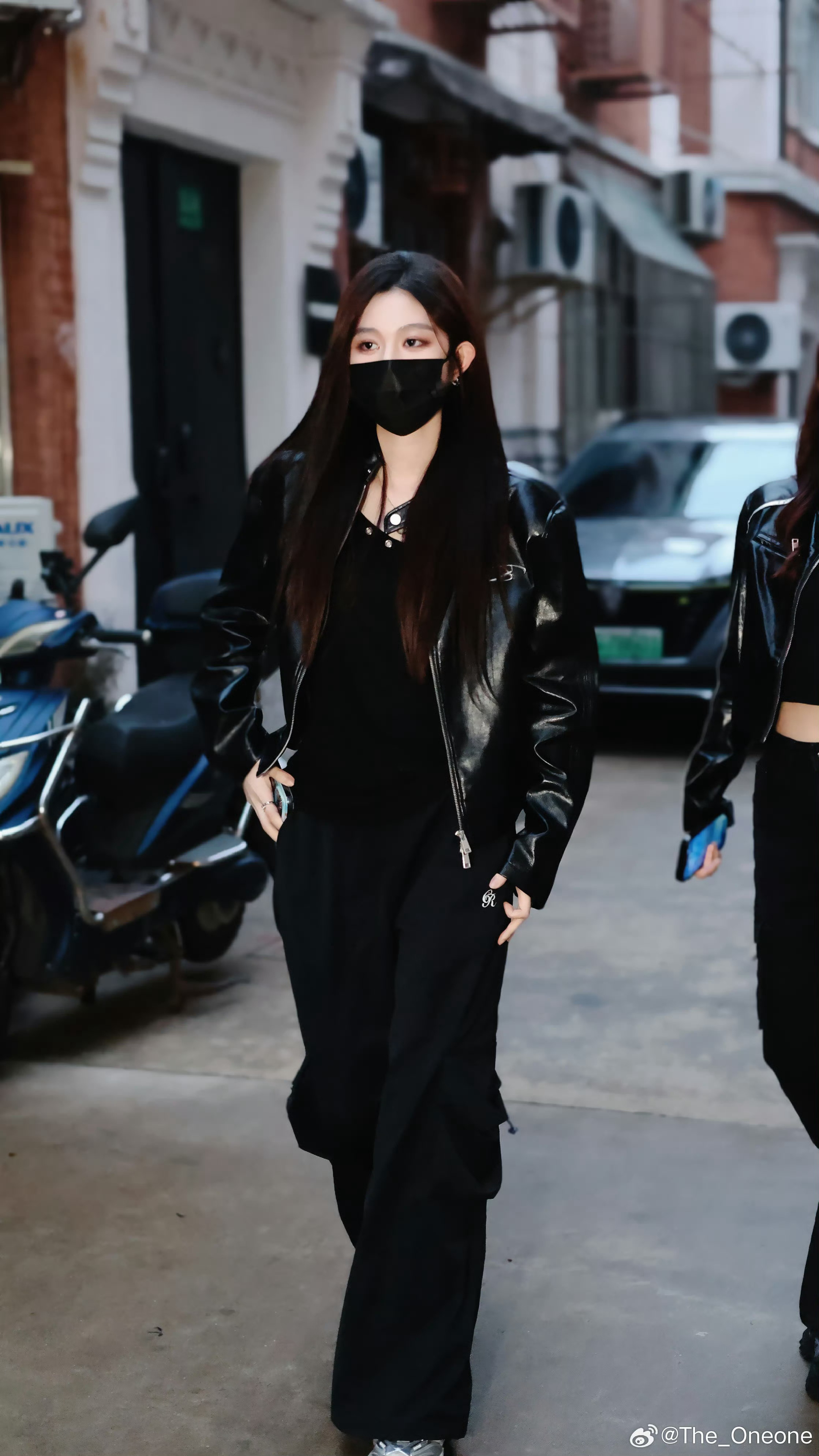 王奕AllBlackLook王奕今日下班饭拍路透ALL BLACK LOOK走路