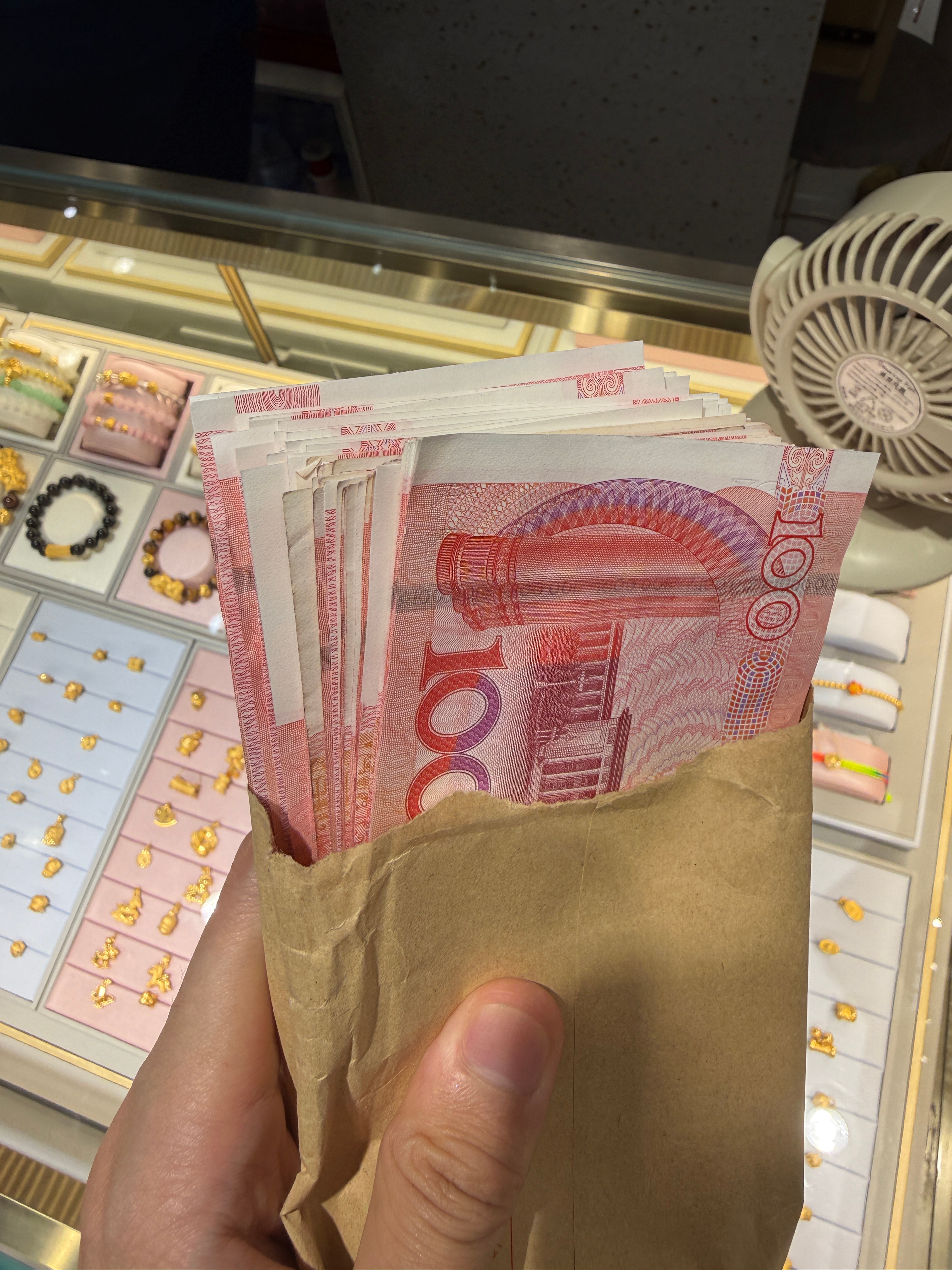 干我们这行的看见现金比看见那几个冰冷的数字要好得多 