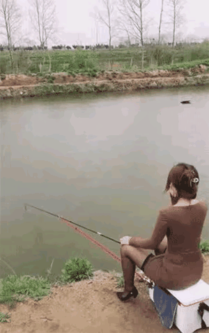 知道为什么那么多男人喜欢去钓鱼了吗？其实钓鱼的地方，女人装扮得都非常时髦的。