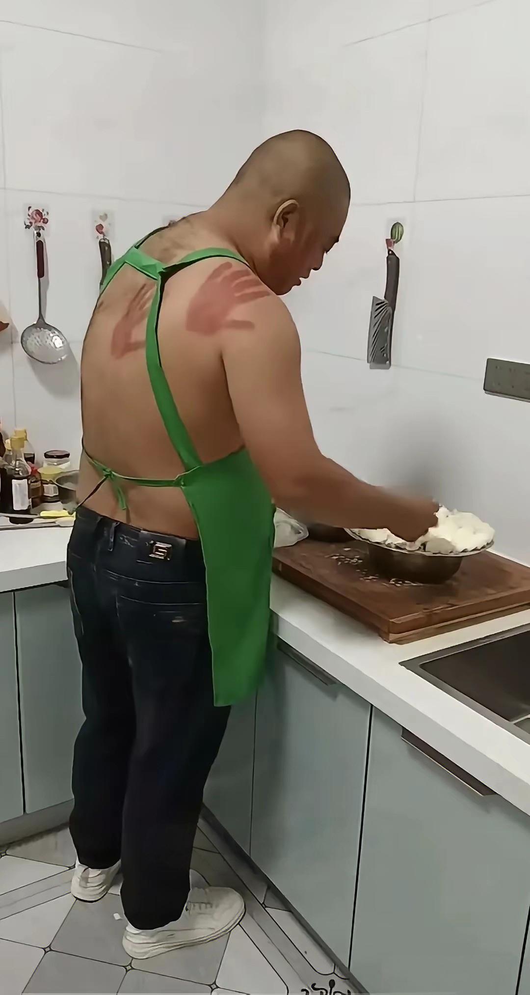 网友:
看到没有，心疼老婆的好男人都是这么自觉的。