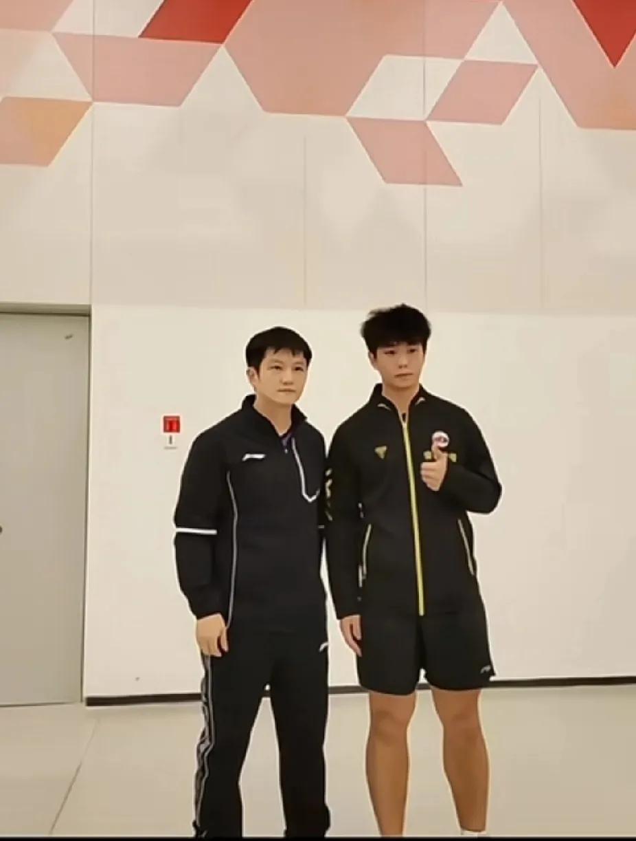 樊振东和陶育畅同框，小胖经典手背身后pose又上线啦～网友：咋跟男同事拍照也这姿