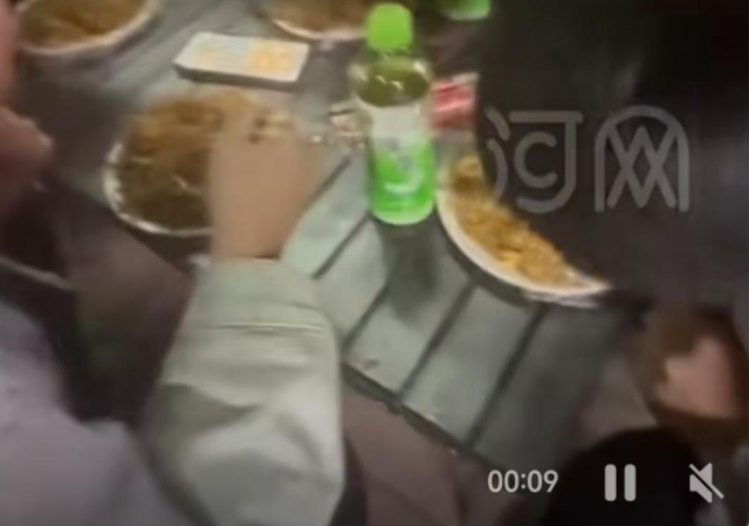 在河南某个县城的夜晚，当城市渐渐沉睡，一盏小摊的灯光却为晚自习归来的孩子们亮着。