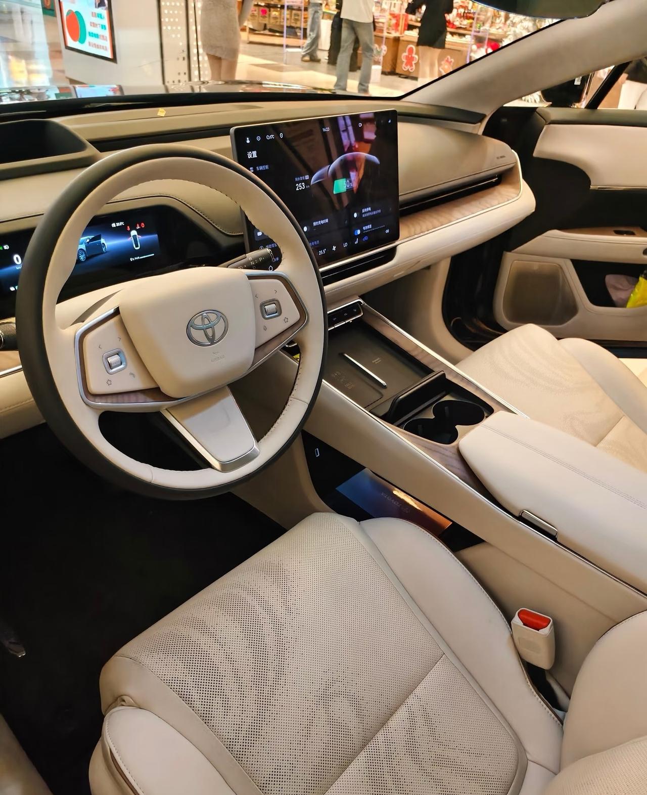 逛商场偶遇丰田铂智7，纯电D级轿车，简直是我的菜！豪华配置太实在：零重力座椅带通
