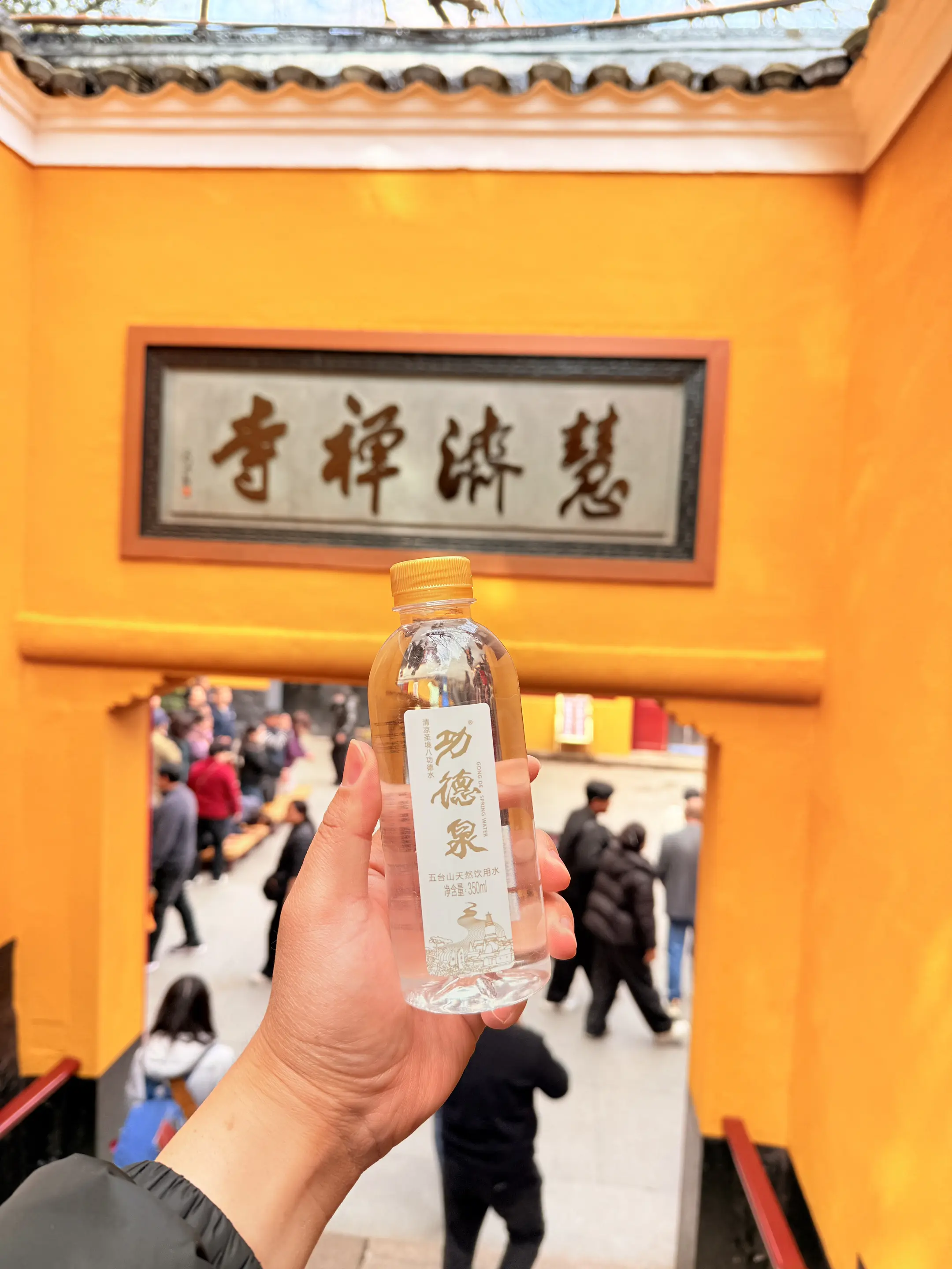 不是所有泉水，都能承载五台山的灵韵。五台山功德泉，去自海拔几千米水源...