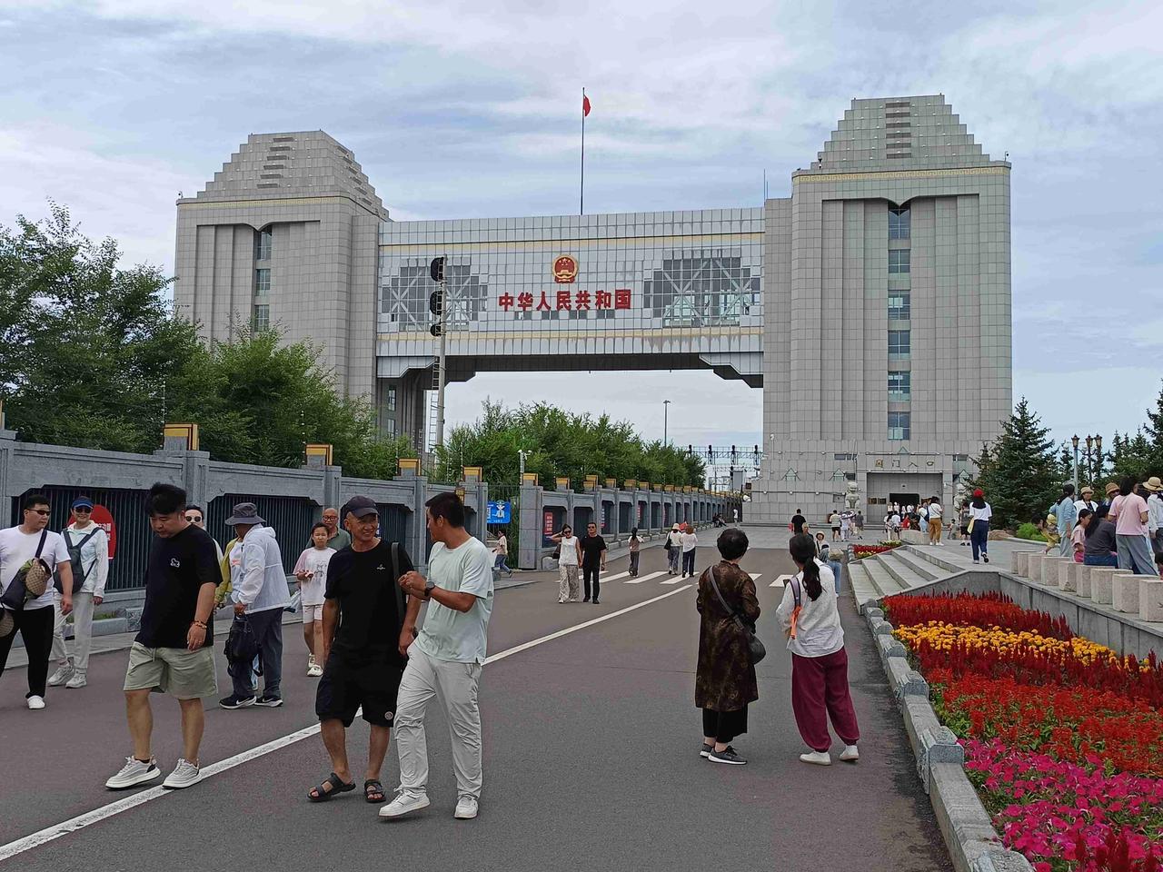 满洲里国门，雄伟壮观的矗立在中俄铁路上。进入国门登上观景大厅，边境线两边的景色一